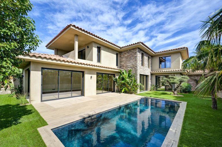 house 7 Rooms for sale on SANARY SUR MER (83110)