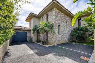 house 7 Rooms for sale on SANARY SUR MER (83110)