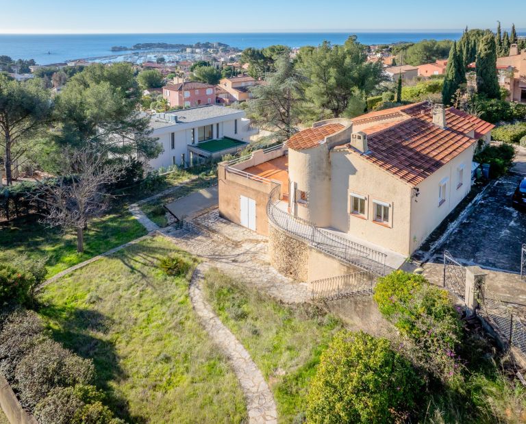 house 5 Rooms for sale on BANDOL (83150)