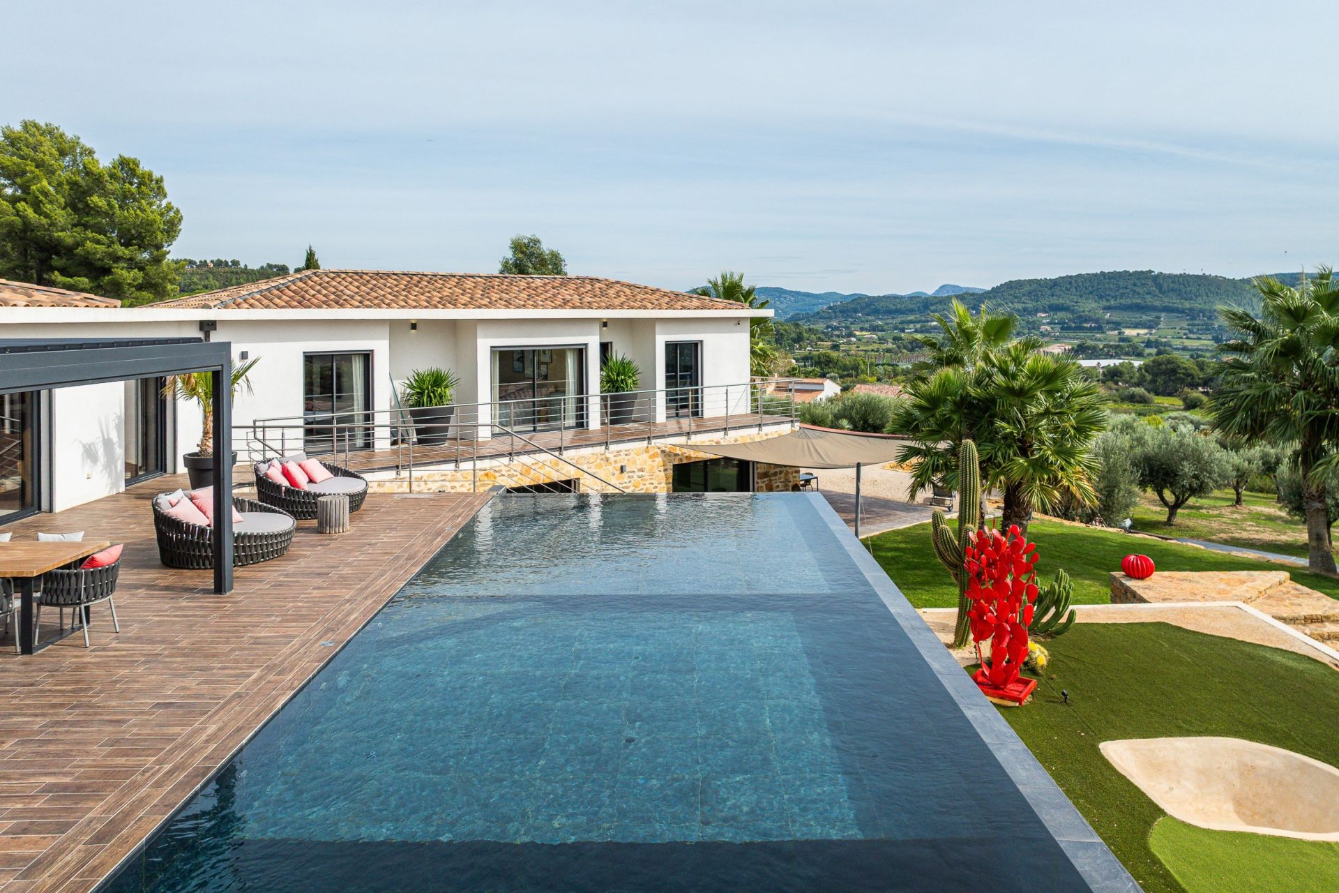 house 13 Rooms for sale on LA CADIERE D AZUR (83740)