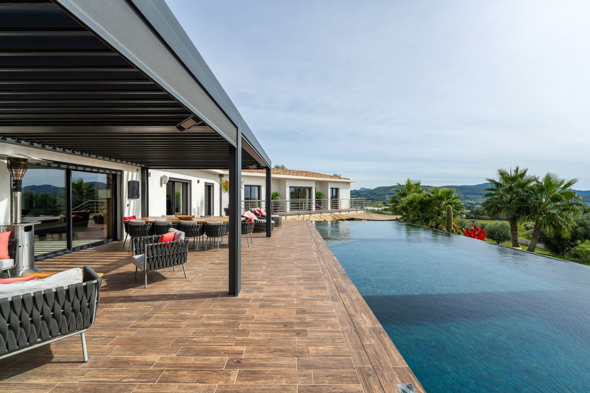 house 13 Rooms for sale on LA CADIERE D AZUR (83740)