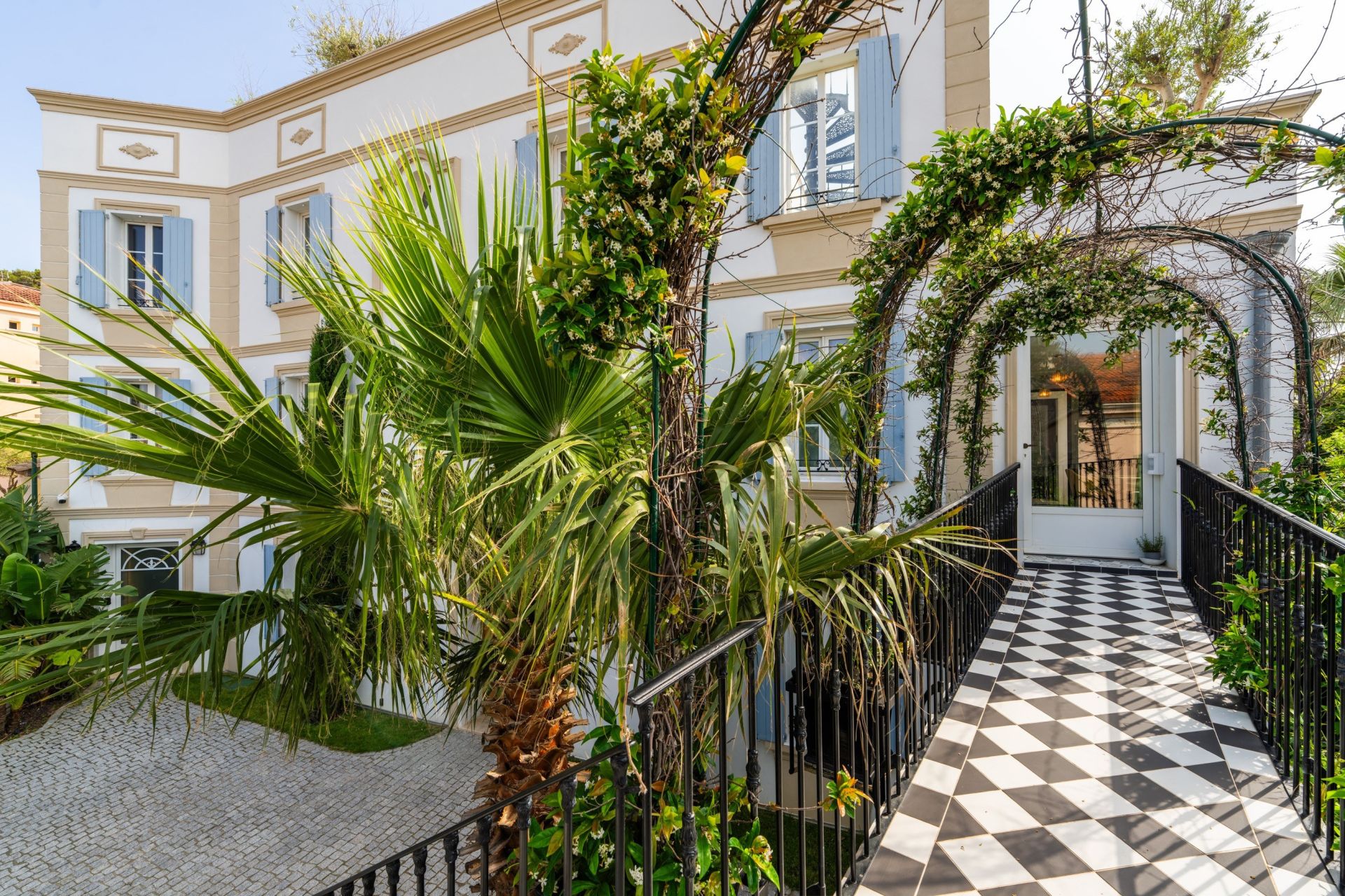 maison de maître 15 Pièces en vente sur LE BRUSC (83140)