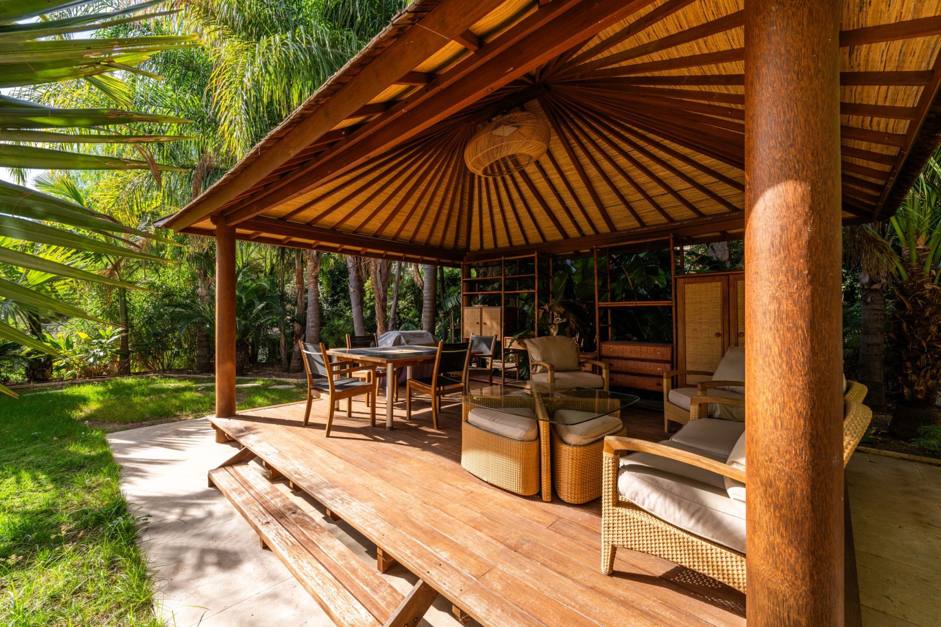 house 8 Rooms for sale on SANARY SUR MER (83110)