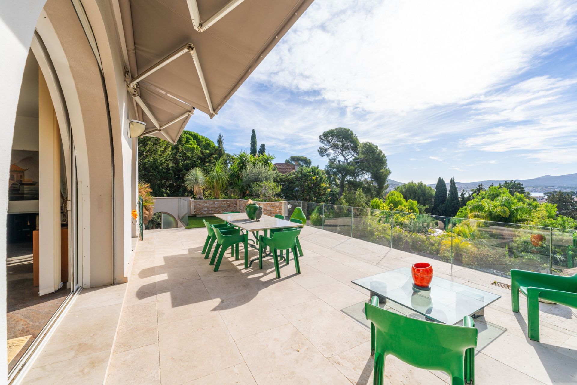 house 8 Rooms for sale on SANARY SUR MER (83110)