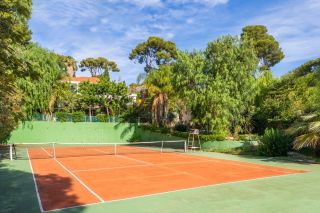 house 8 Rooms for sale on SANARY SUR MER (83110)