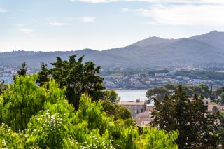 house 8 Rooms for sale on SANARY SUR MER (83110)