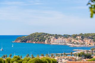 apartment 4 Rooms for sale on SIX FOURS LES PLAGES (83140)