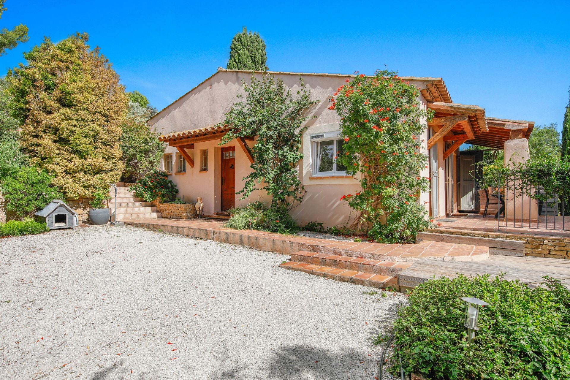 house 7 Rooms for sale on OLLIOULES (83190)