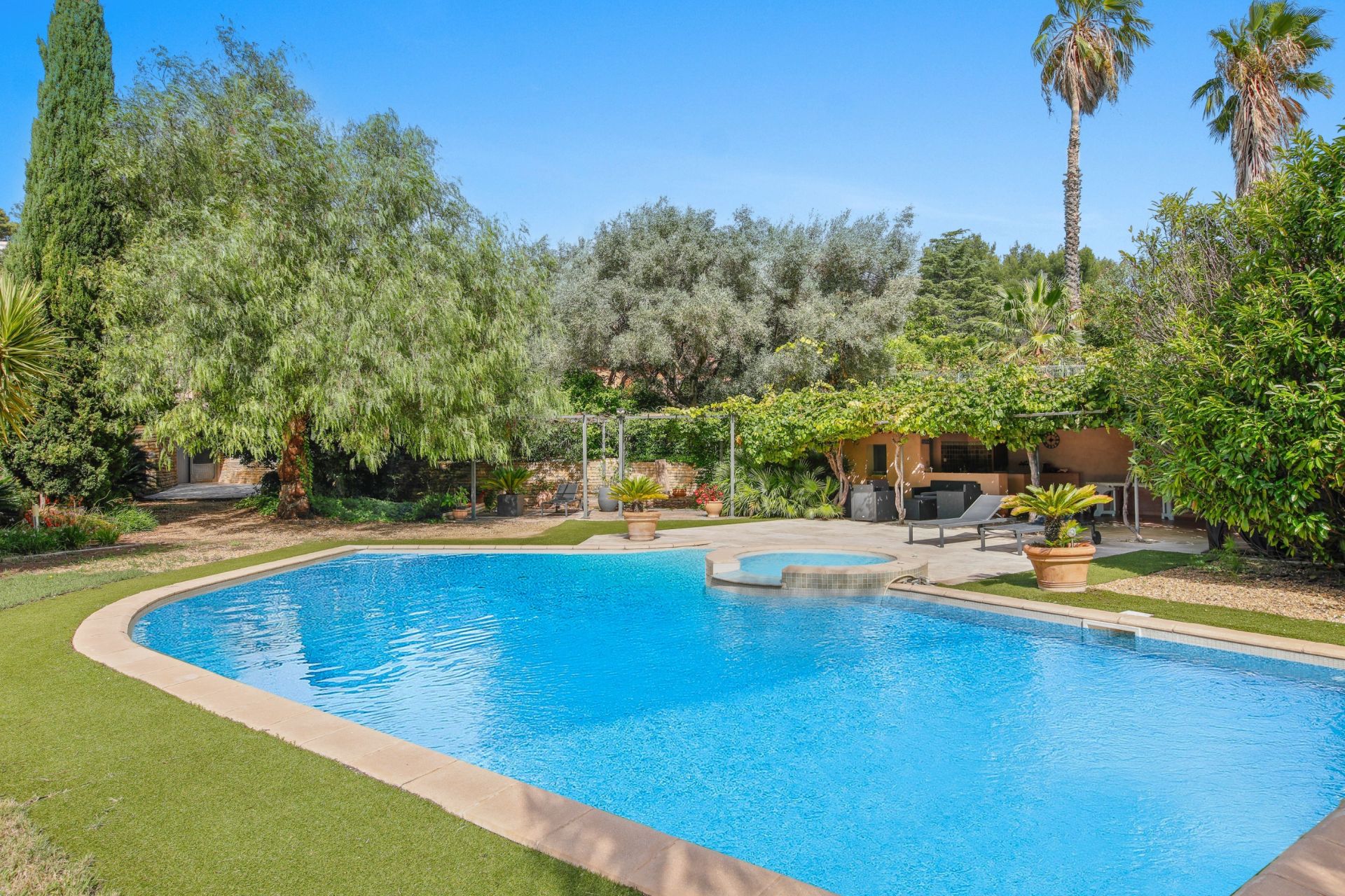 house 7 Rooms for sale on OLLIOULES (83190)