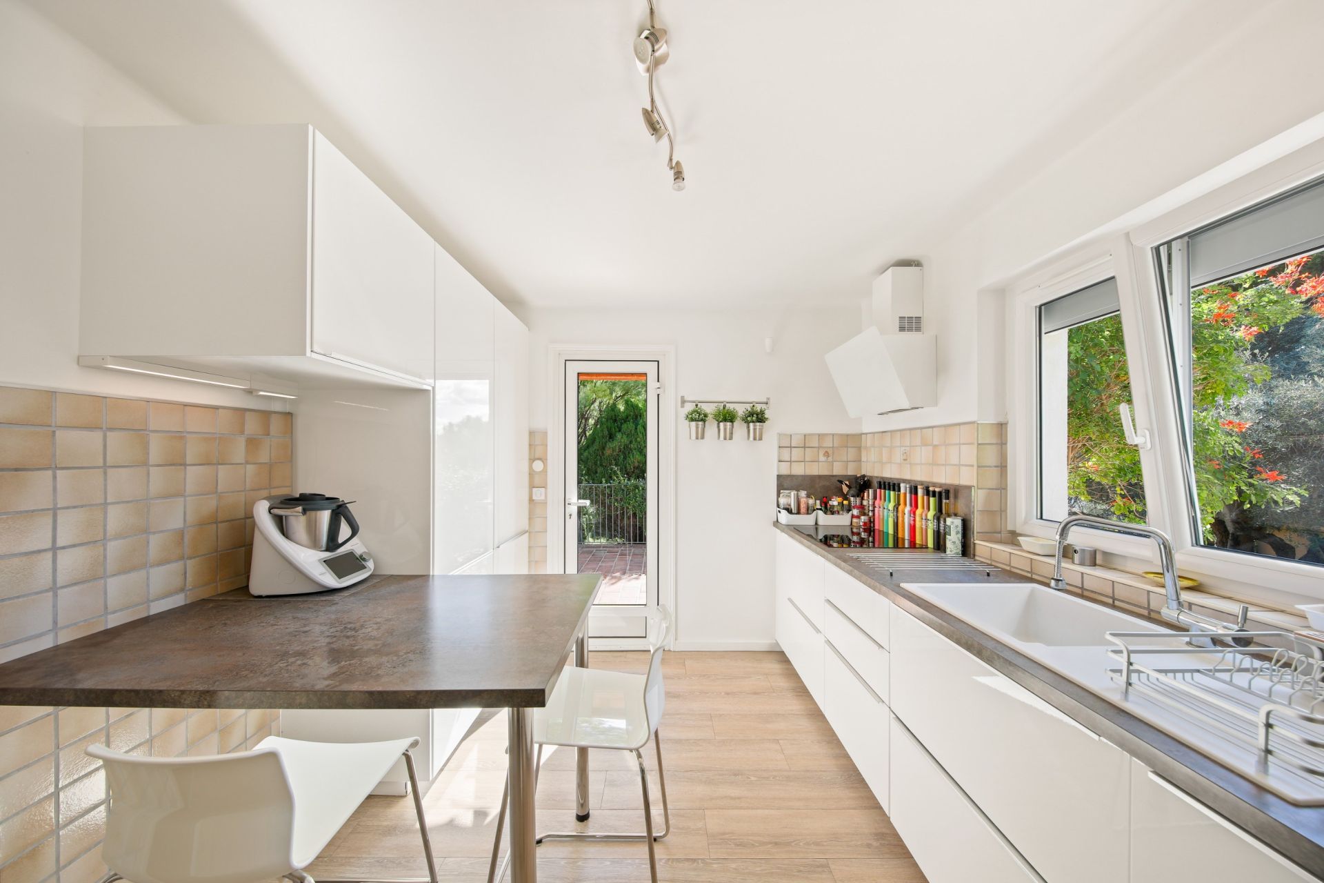 house 7 Rooms for sale on OLLIOULES (83190)