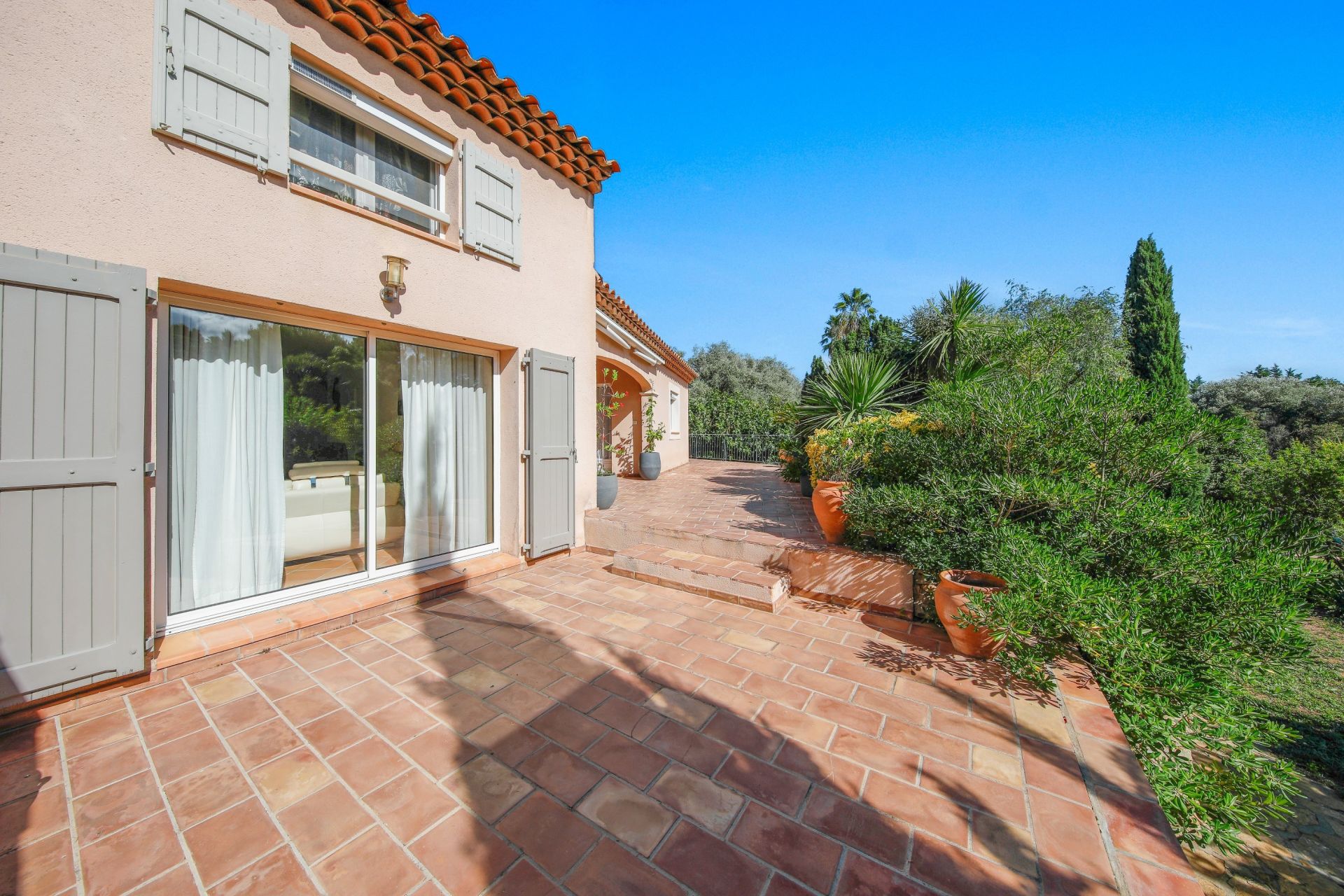 house 7 Rooms for sale on OLLIOULES (83190)