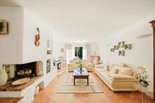 house 7 Rooms for sale on OLLIOULES (83190)