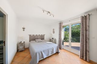 house 7 Rooms for sale on OLLIOULES (83190)