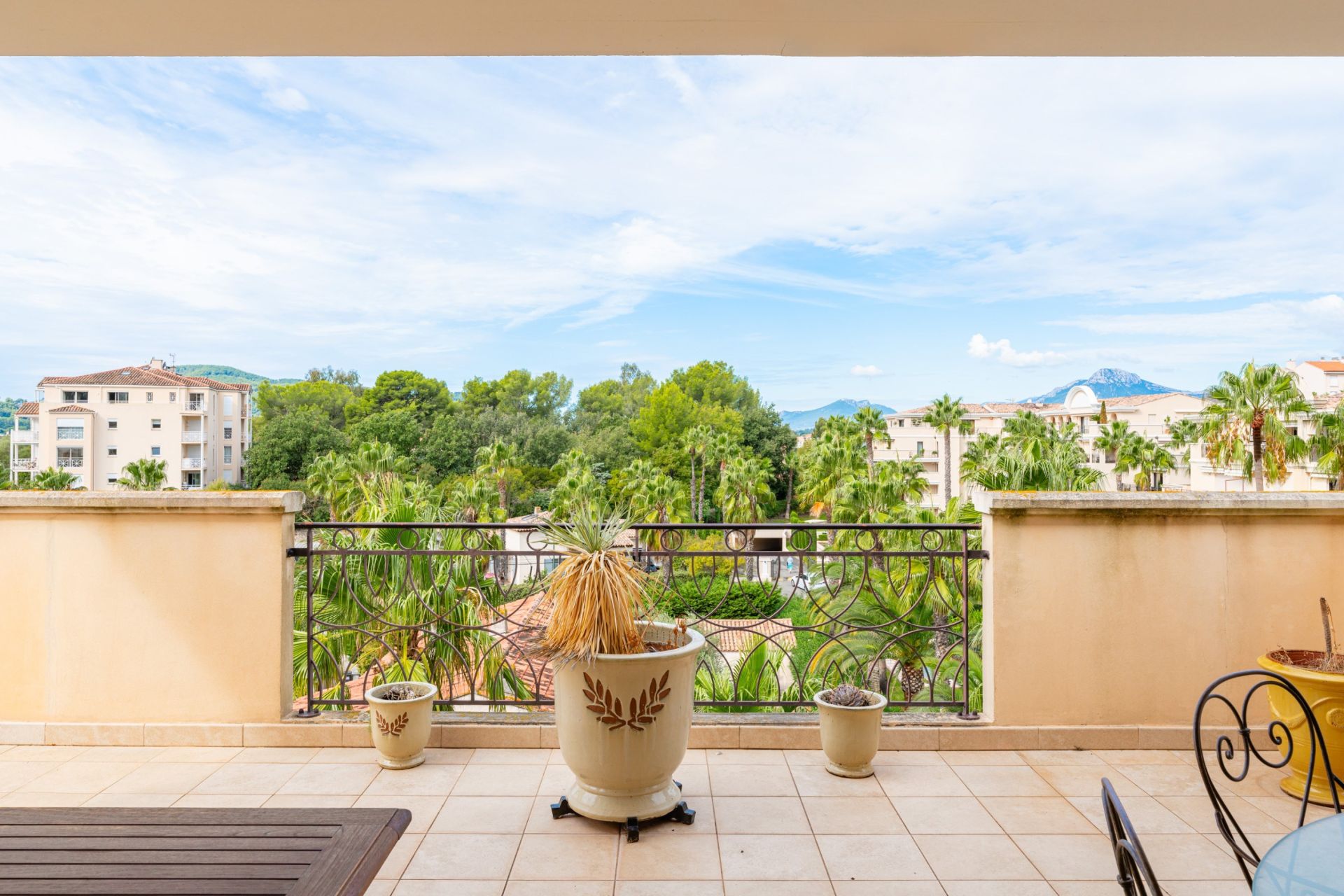 apartment 4 Rooms for sale on HYERES (83400)