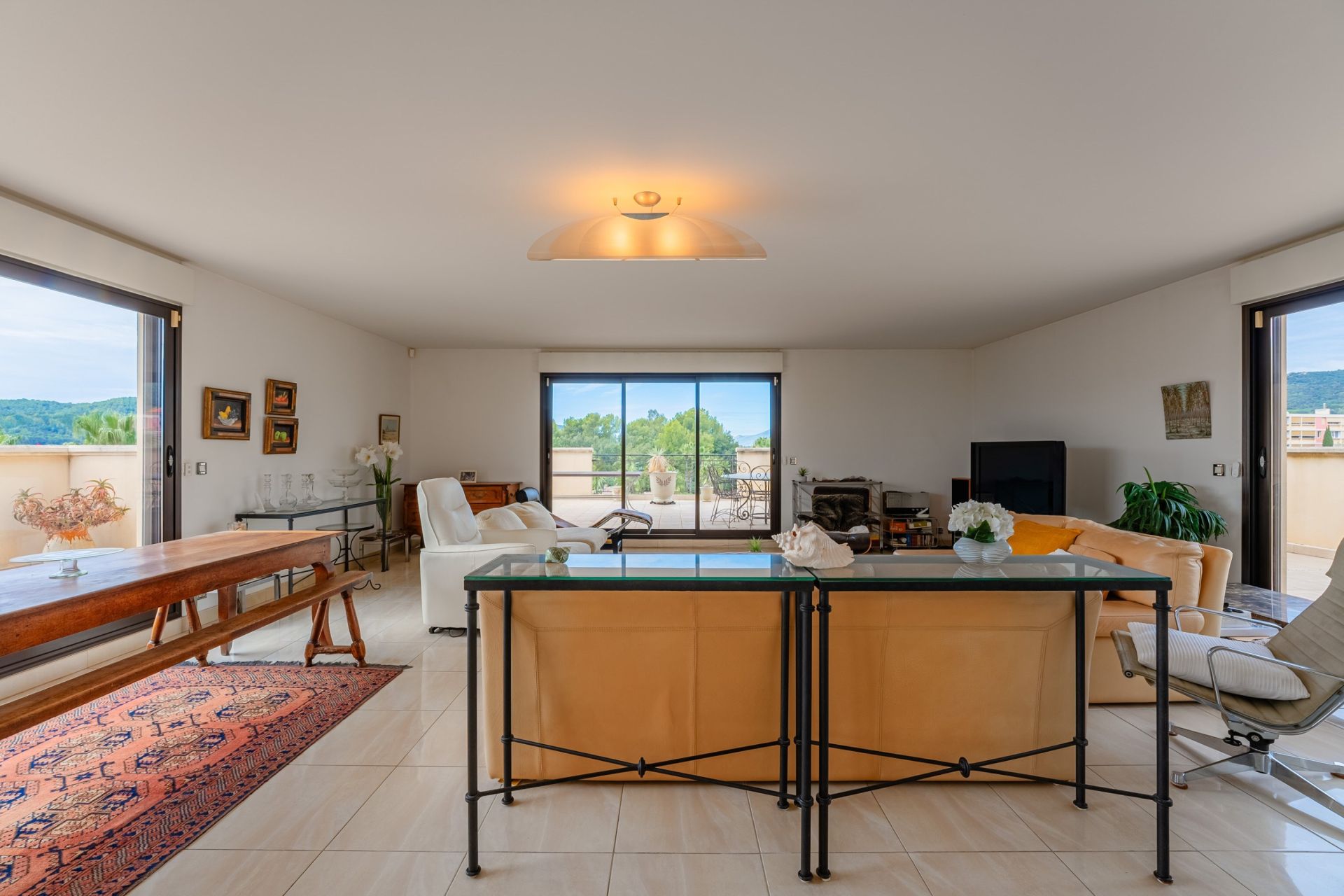 apartment 4 Rooms for sale on HYERES (83400)