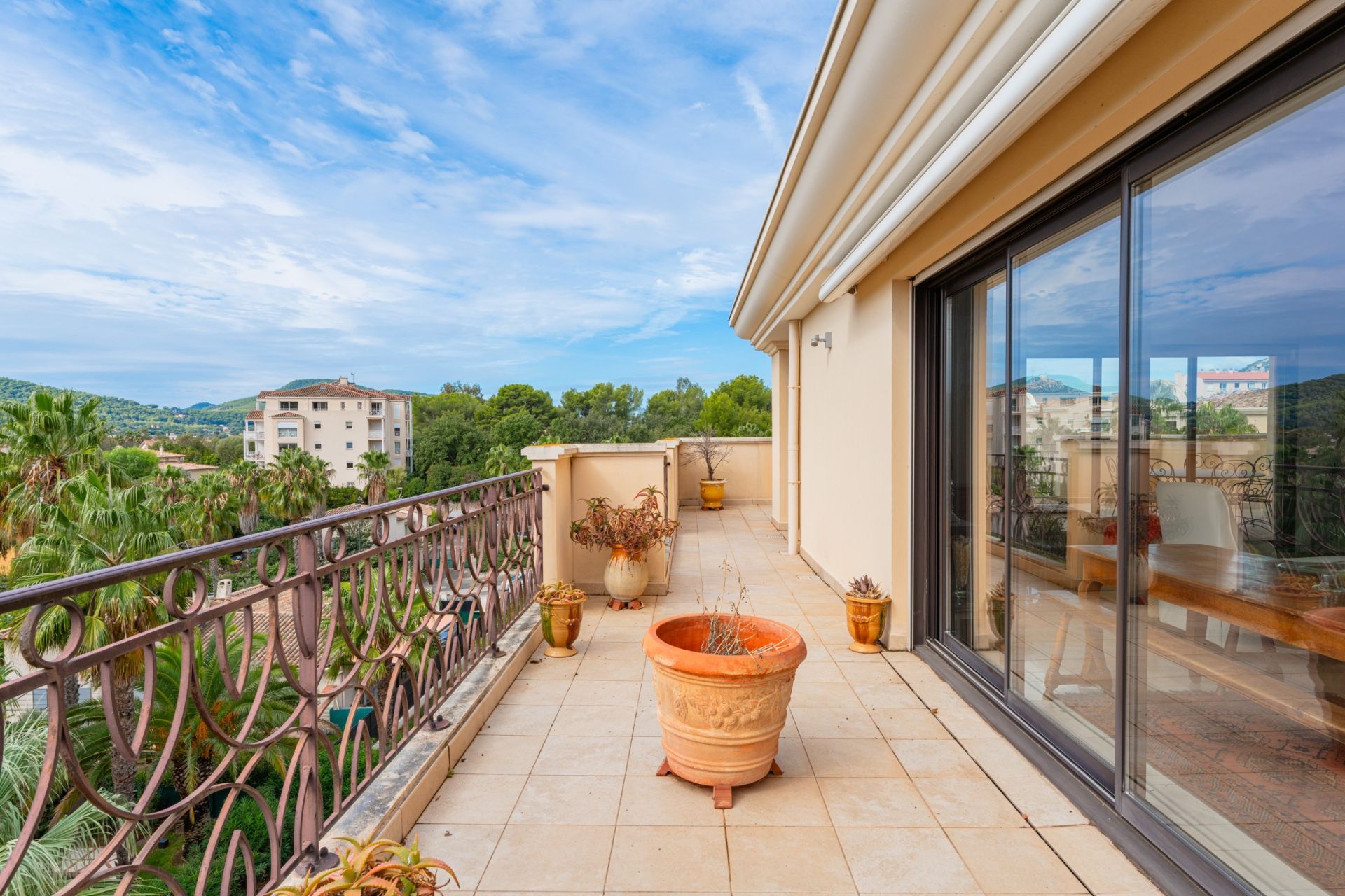 apartment 4 Rooms for sale on HYERES (83400)