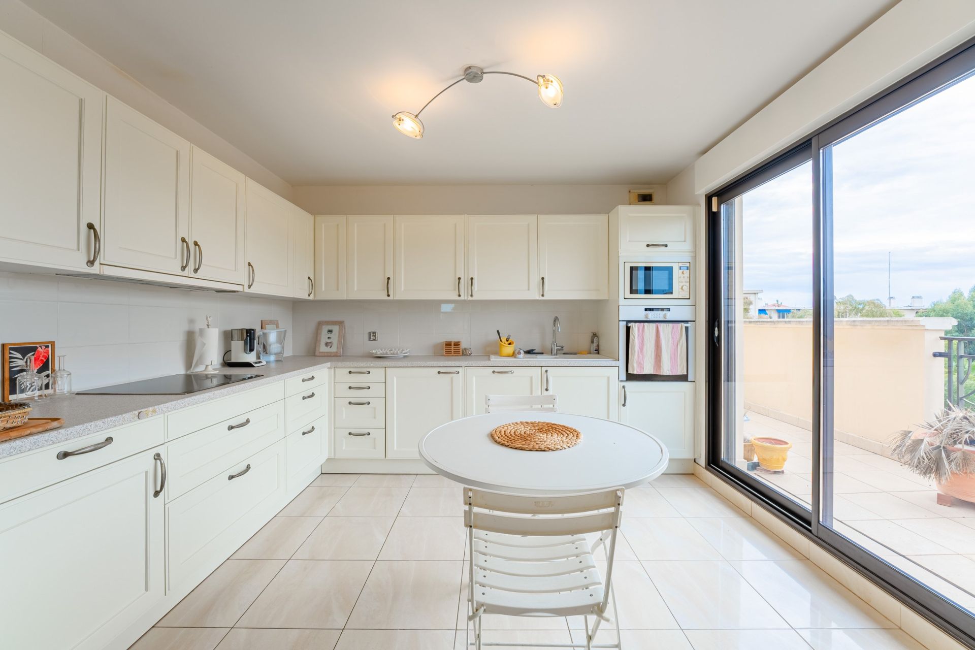 apartment 4 Rooms for sale on HYERES (83400)