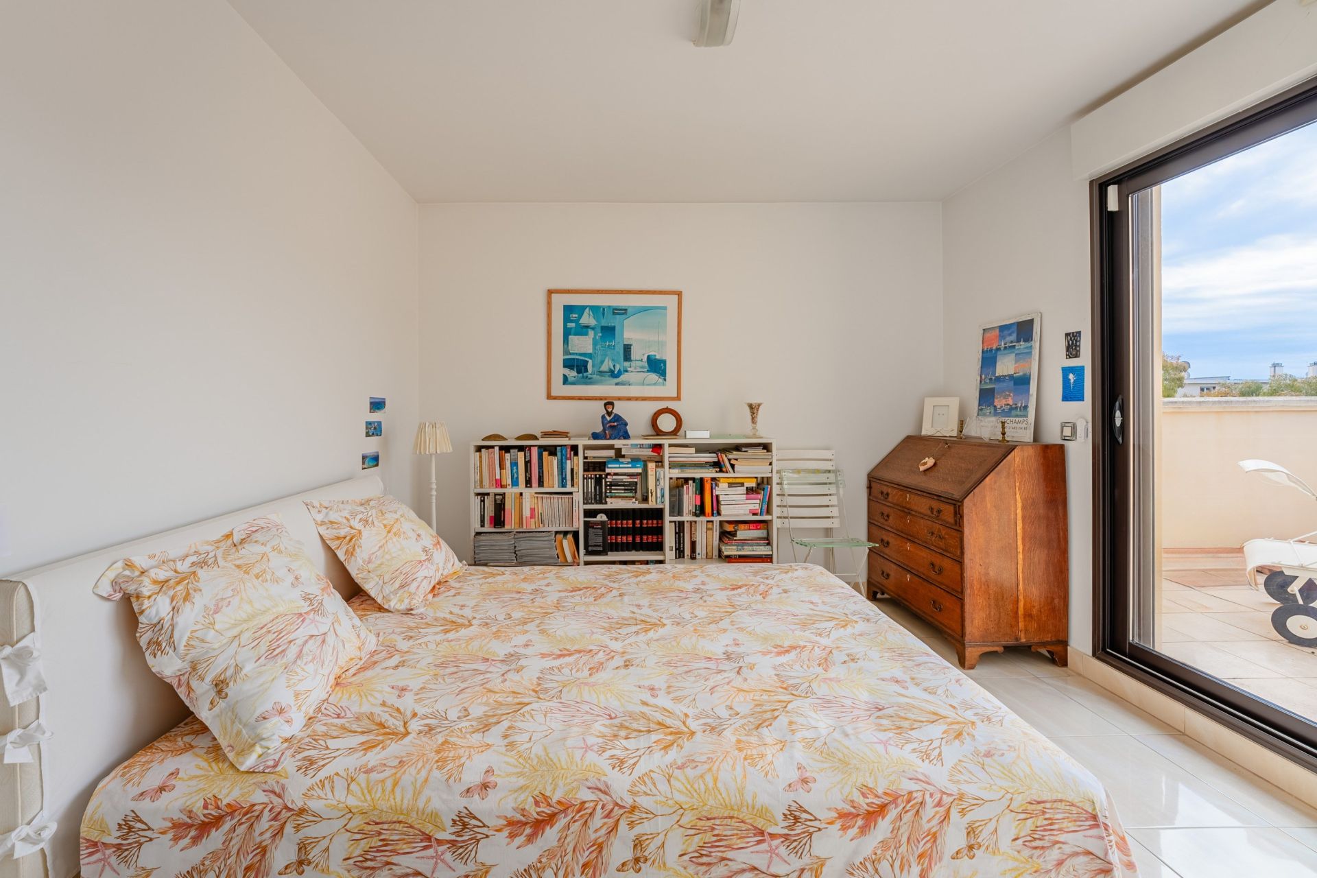 apartment 4 Rooms for sale on HYERES (83400)