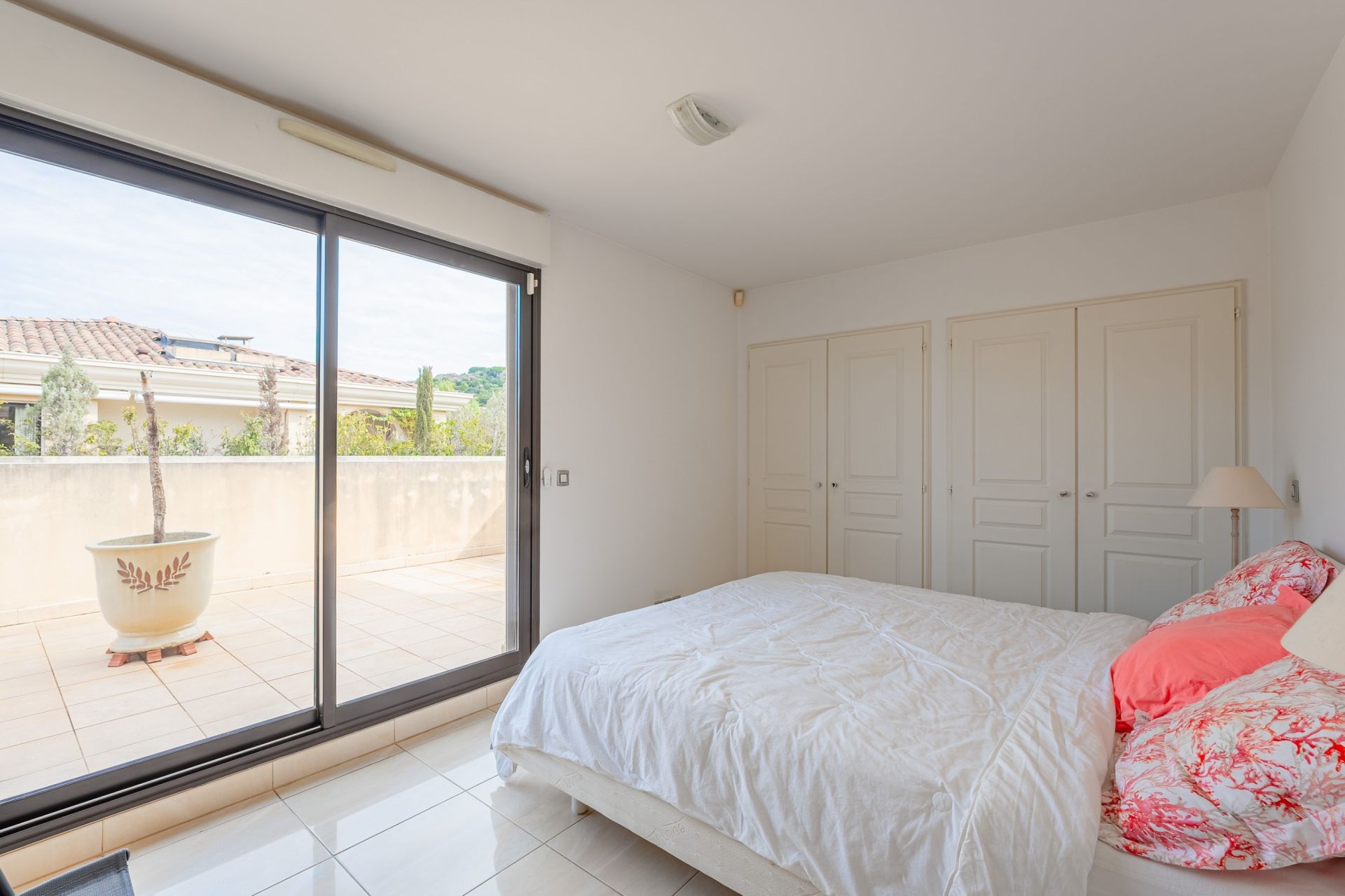 apartment 4 Rooms for sale on HYERES (83400)