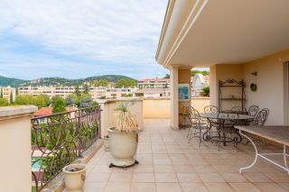 apartment 4 Rooms for sale on HYERES (83400)
