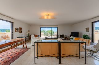 apartment 4 Rooms for sale on HYERES (83400)