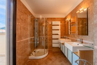 apartment 4 Rooms for sale on HYERES (83400)