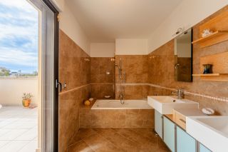 apartment 4 Rooms for sale on HYERES (83400)