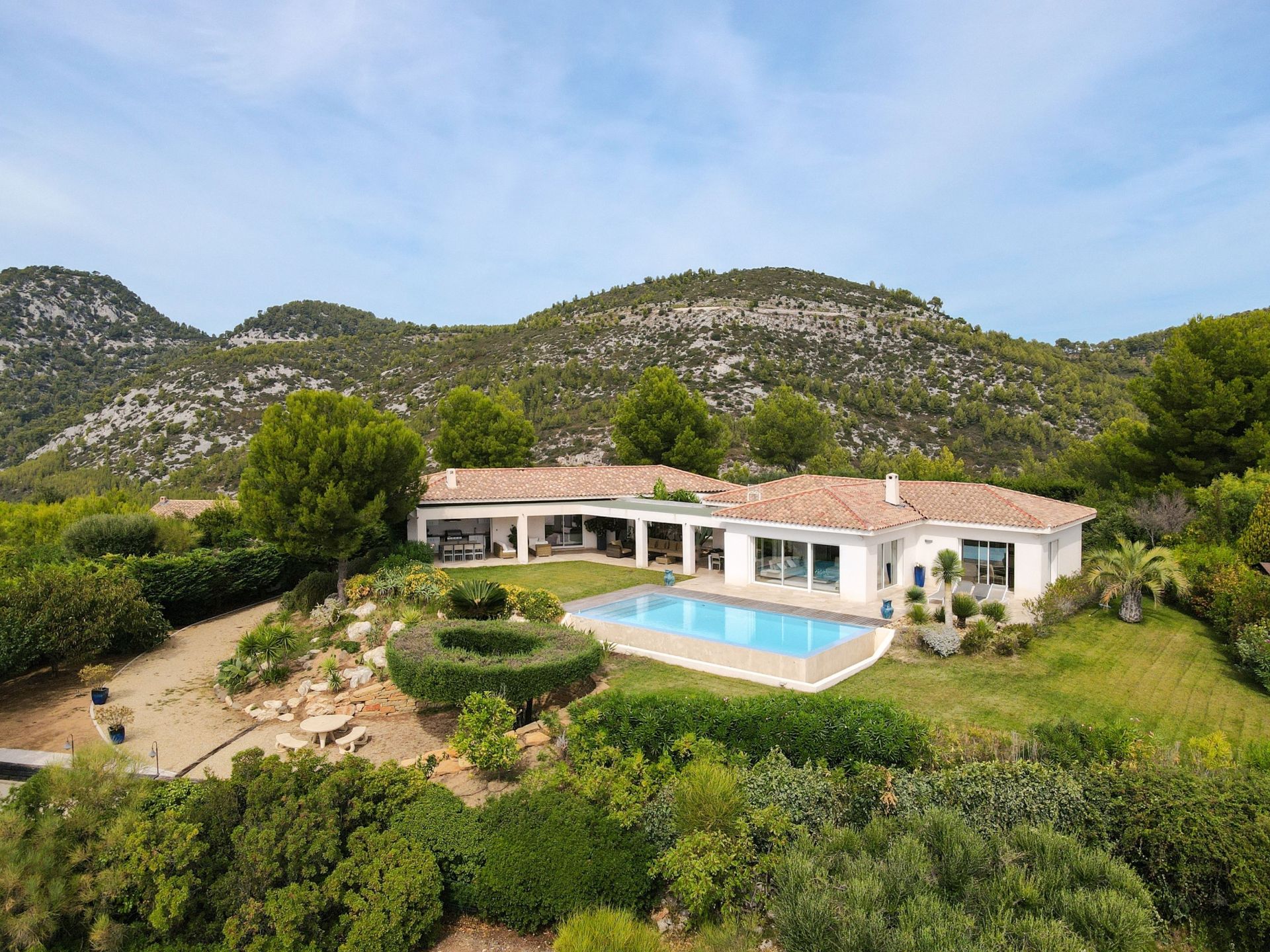 house 8 Rooms for sale on OLLIOULES (83190)
