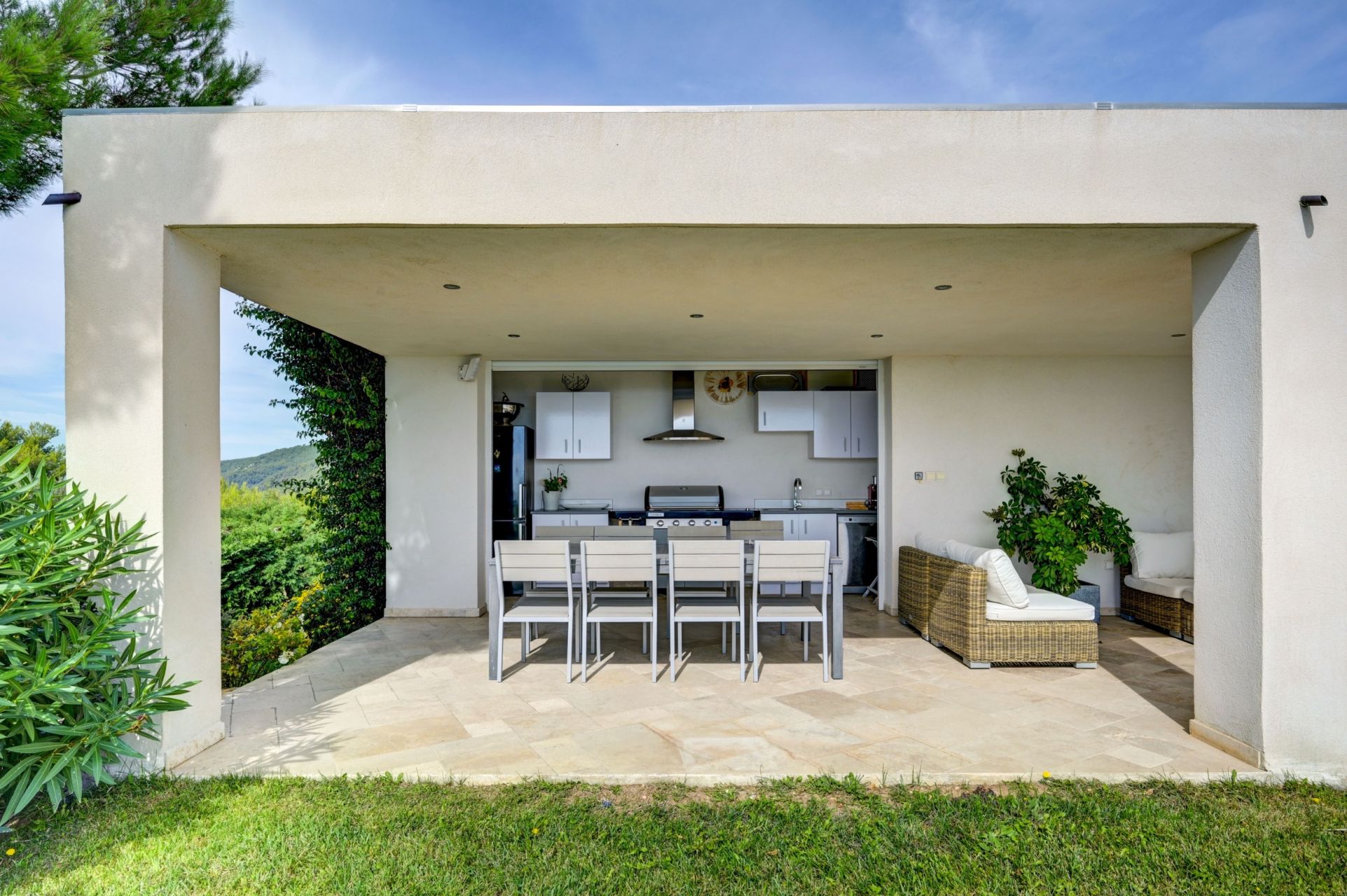 house 8 Rooms for sale on OLLIOULES (83190)