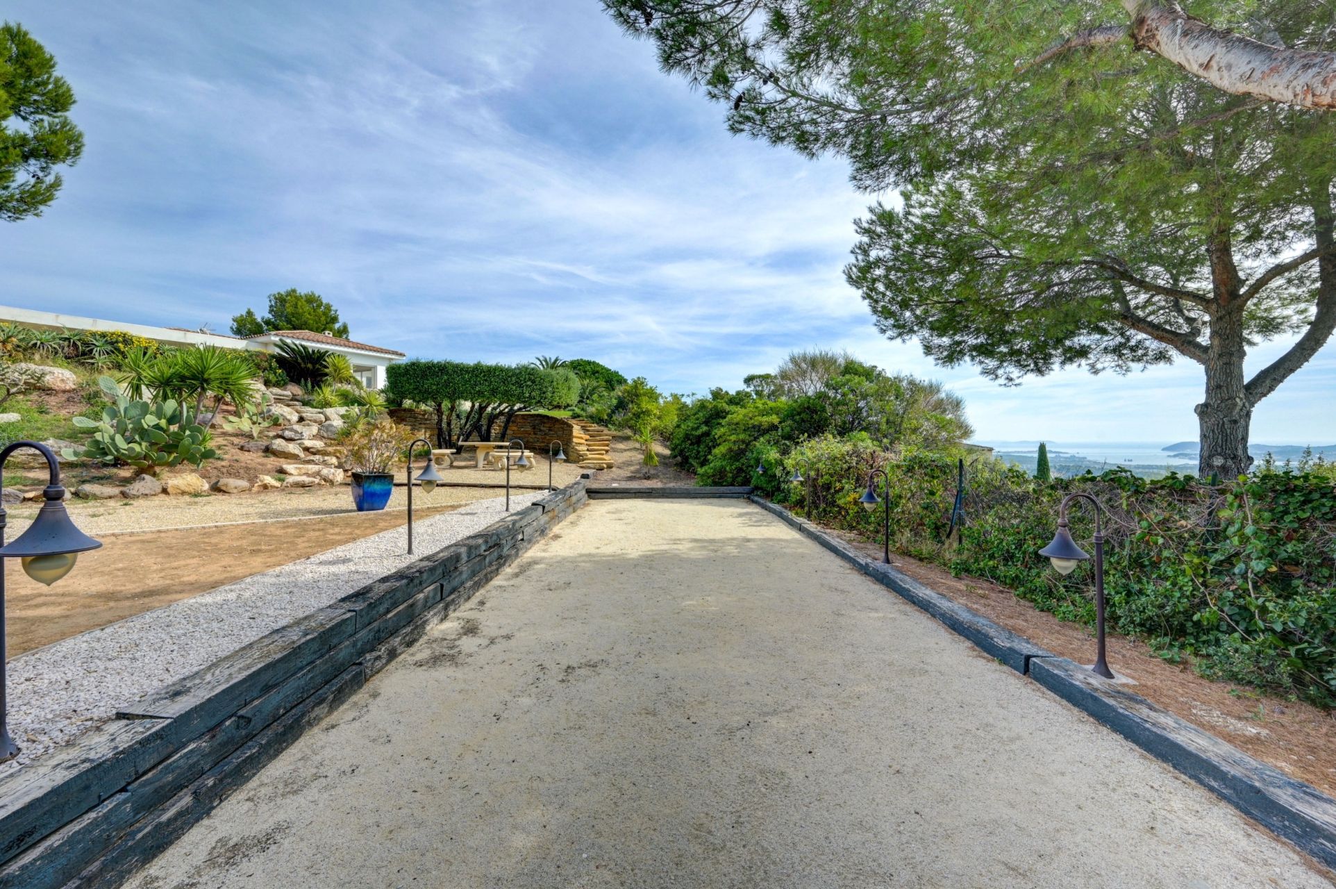 house 8 Rooms for sale on OLLIOULES (83190)