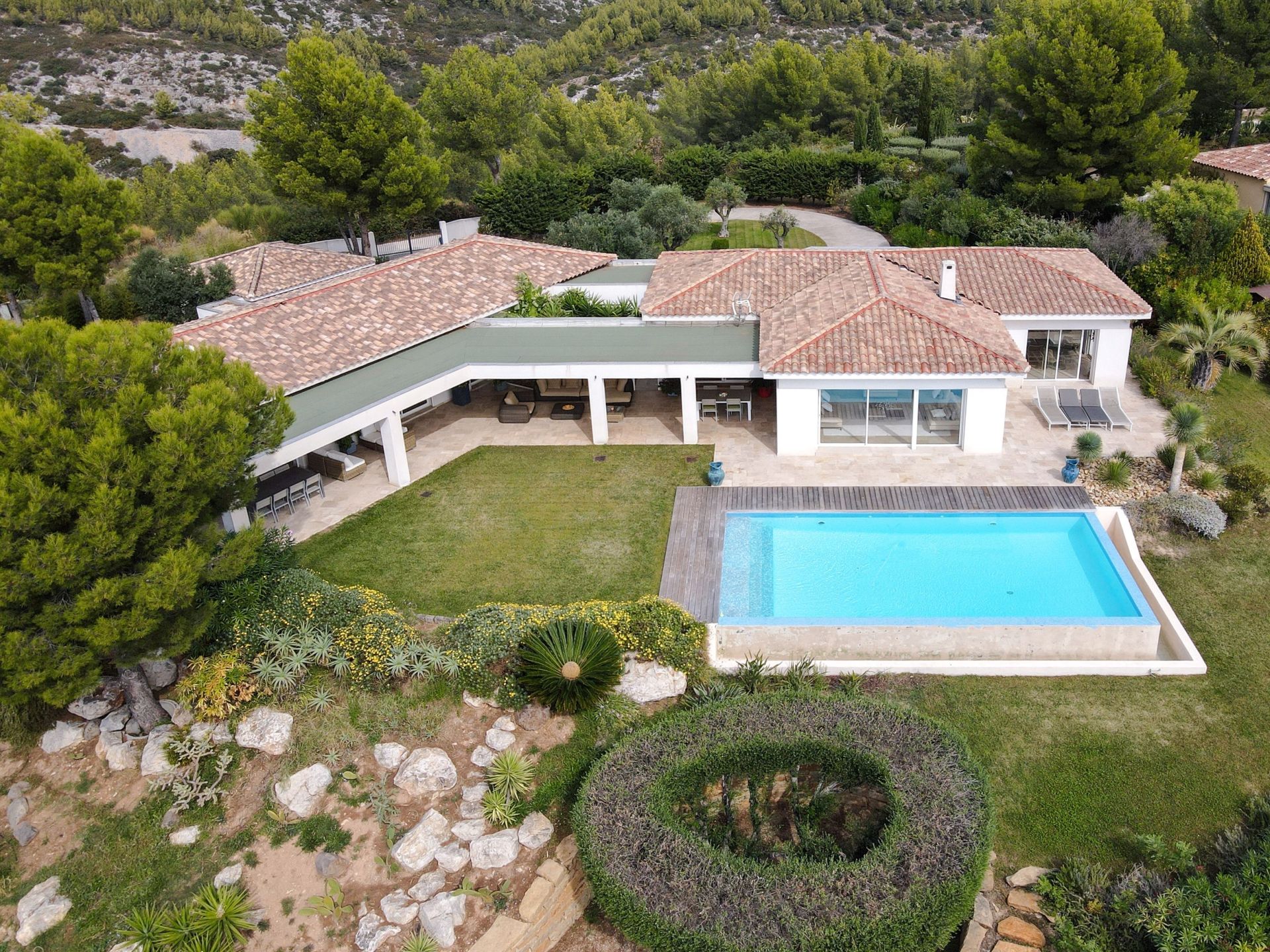 house 8 Rooms for sale on OLLIOULES (83190)