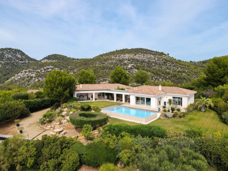 house 8 Rooms for sale on OLLIOULES (83190)