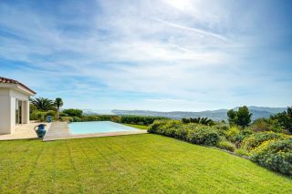 house 8 Rooms for sale on OLLIOULES (83190)