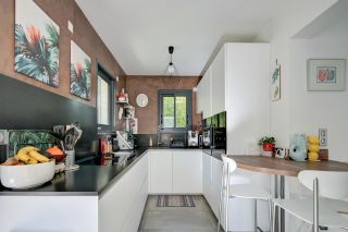 house 5 Rooms for sale on BANDOL (83150)