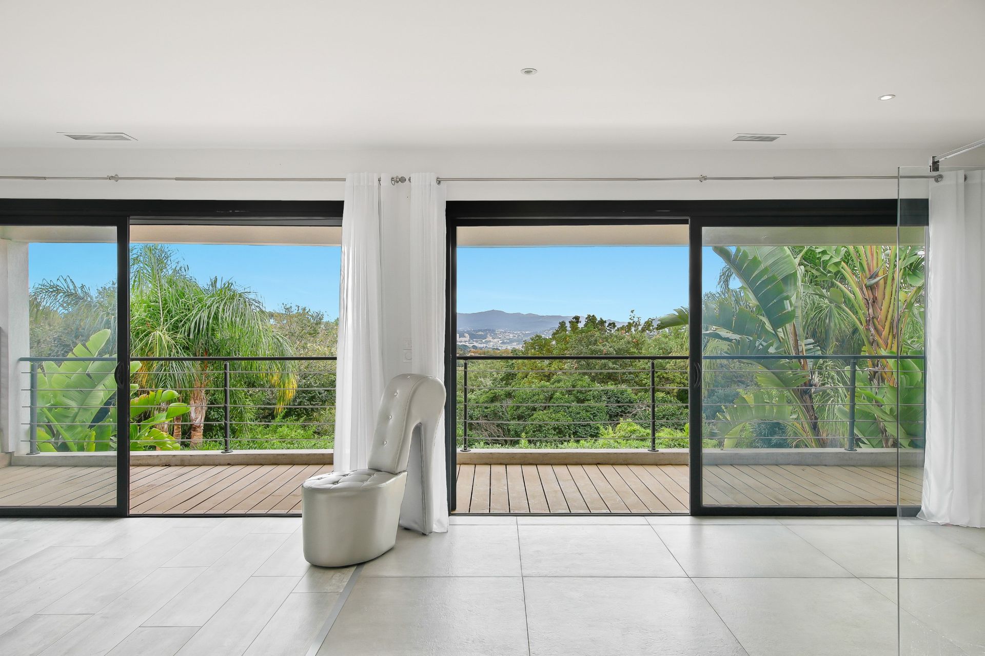 house 7 Rooms for sale on OLLIOULES (83190)