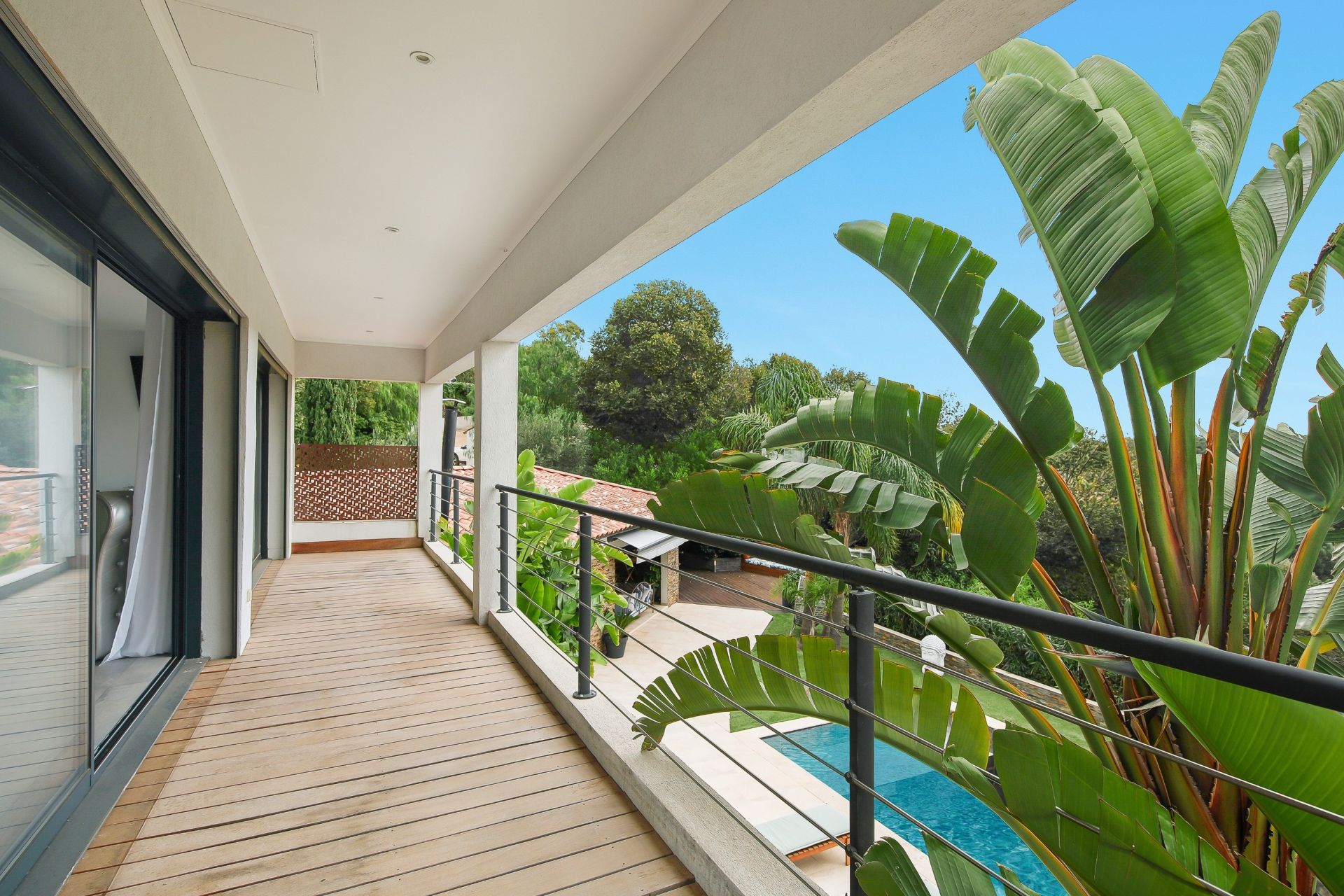 house 7 Rooms for sale on OLLIOULES (83190)