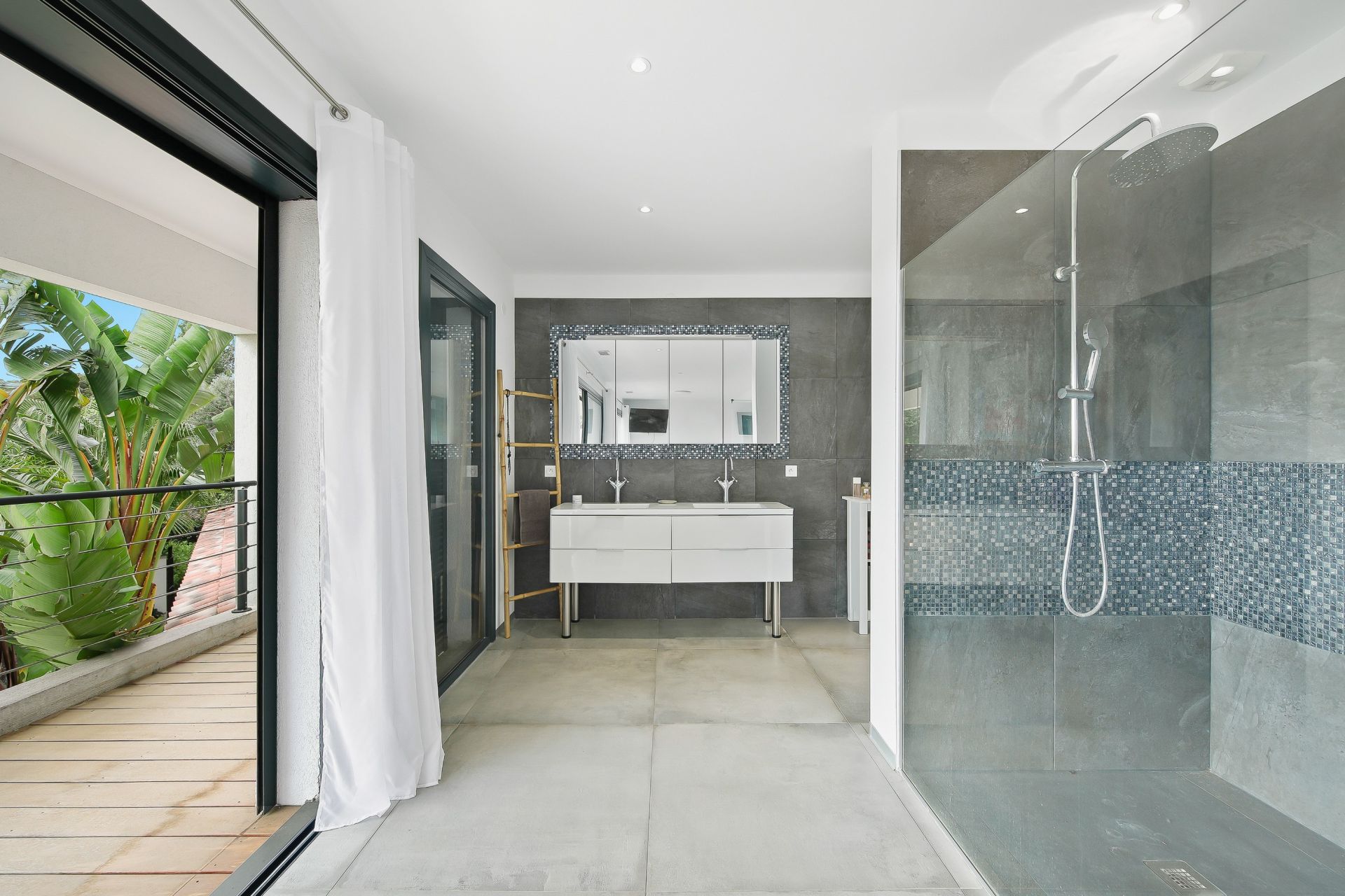 house 7 Rooms for sale on OLLIOULES (83190)