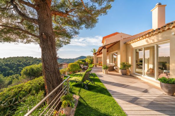 Vente Maison Saint-Cyr-sur-Mer 5&nbsp;Pièces 150&nbsp;m²