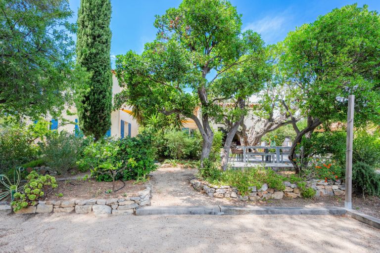 house 7 Rooms for sale on SANARY SUR MER (83110)