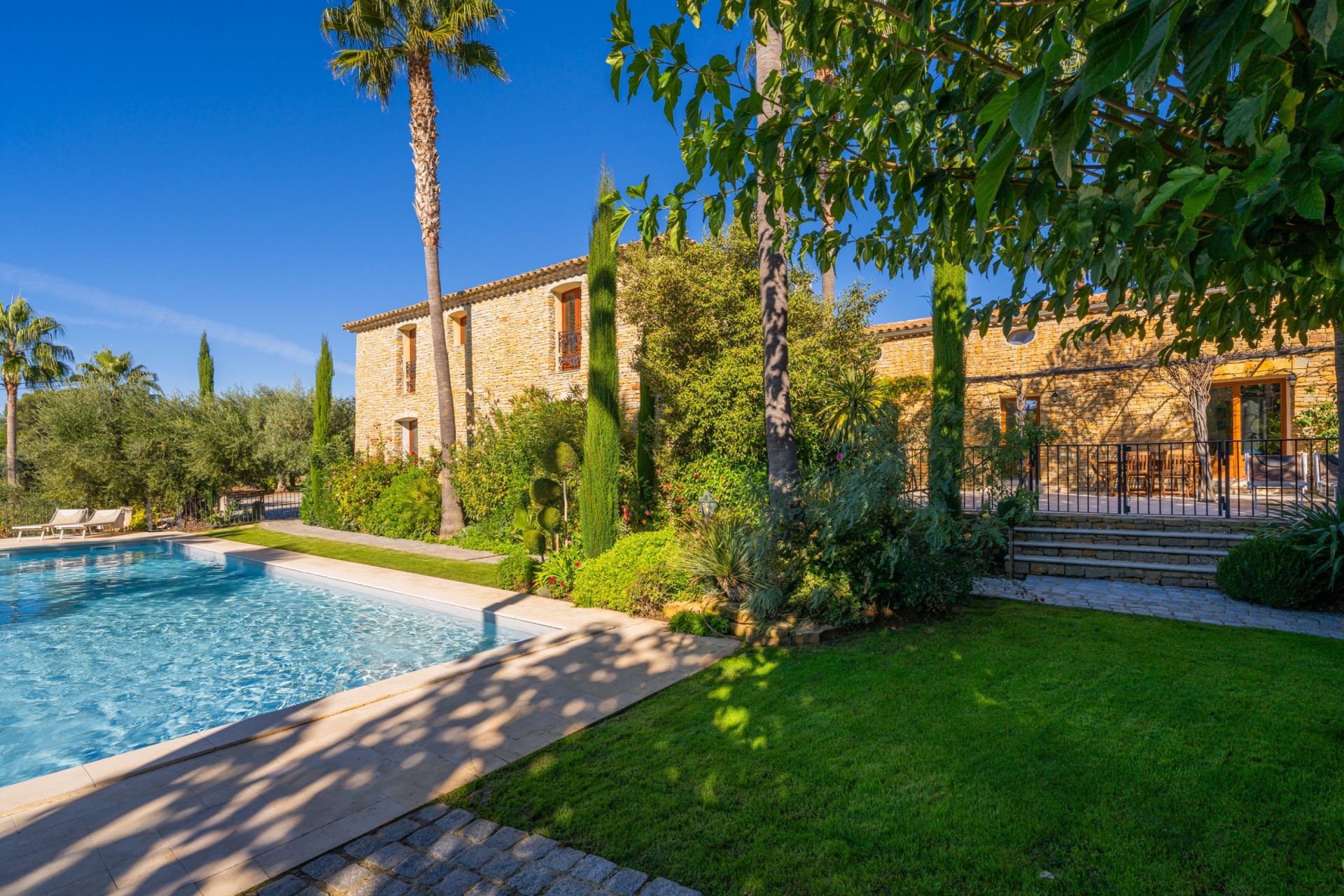 maison 20 Pièces en vente sur LE CASTELLET (83330)