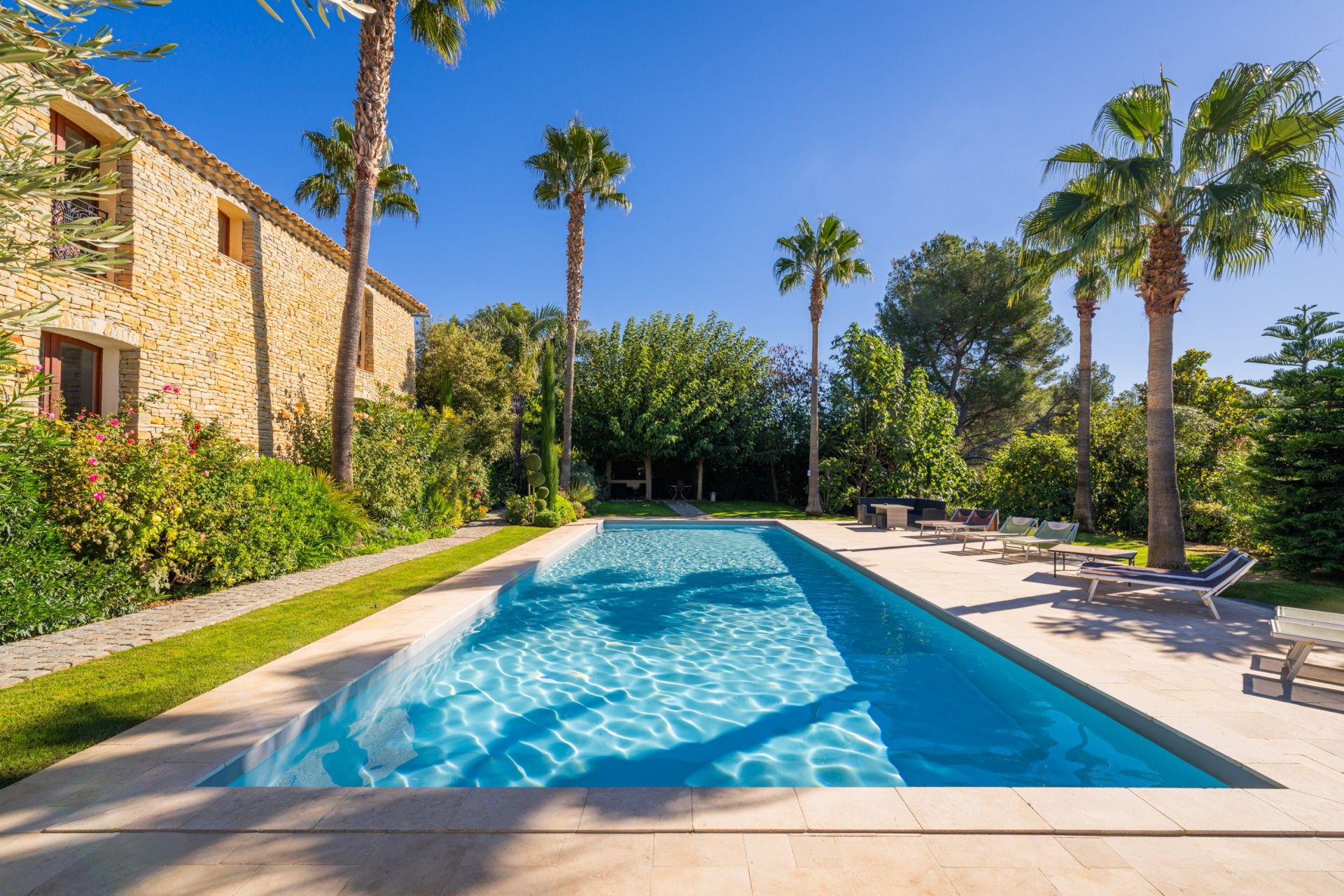 maison 20 Pièces en vente sur LE CASTELLET (83330)