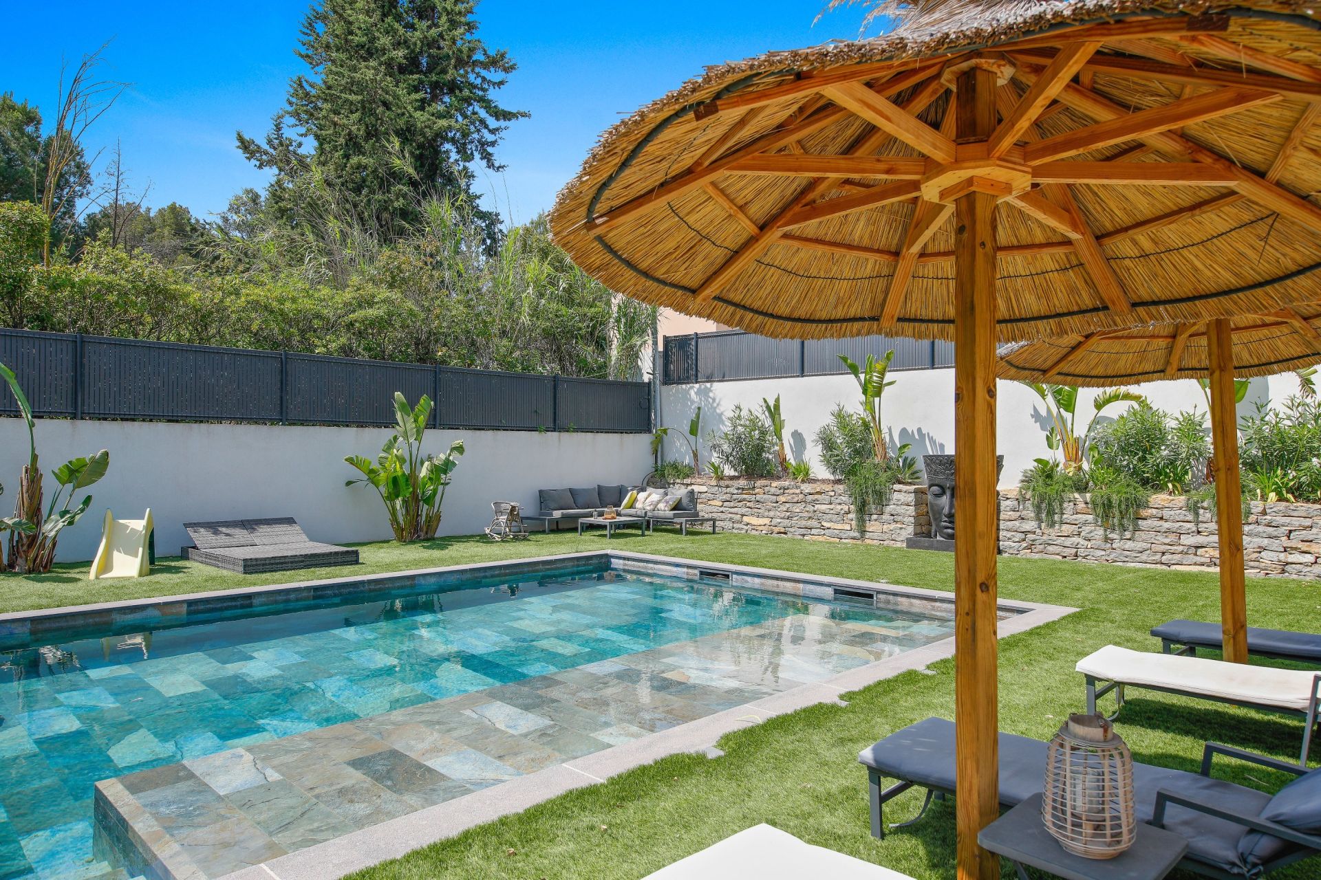 house 7 Rooms for sale on LA CADIERE D AZUR (83740)