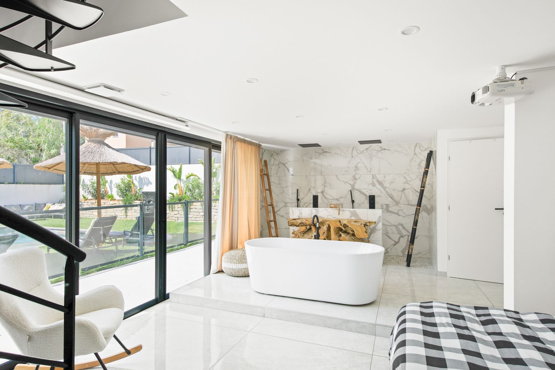 house 7 Rooms for sale on LA CADIERE D AZUR (83740)