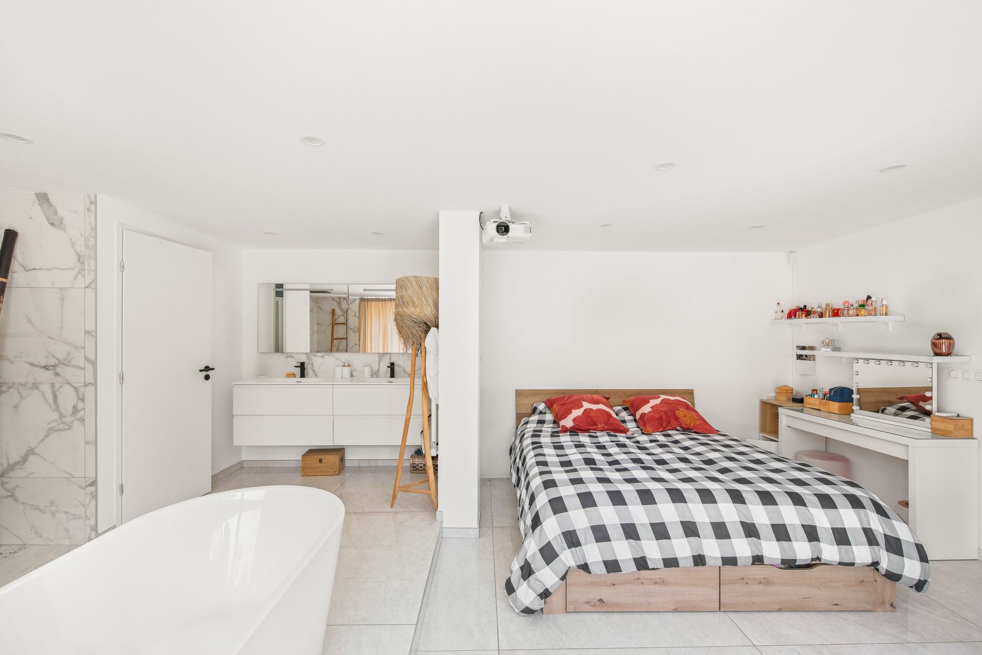 house 7 Rooms for sale on LA CADIERE D AZUR (83740)