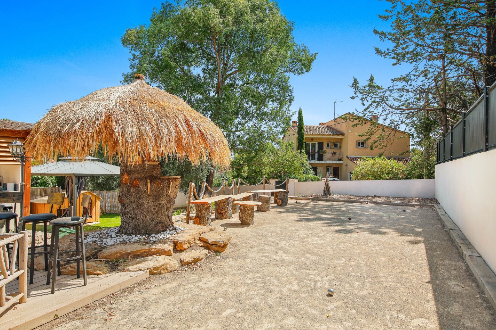 house 7 Rooms for sale on LA CADIERE D AZUR (83740)