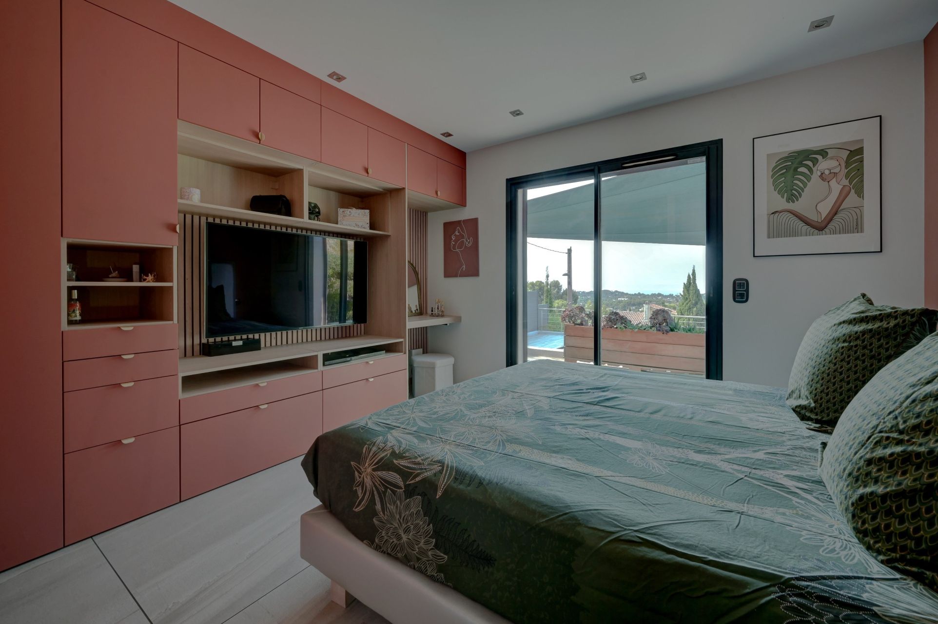 villa 7 Rooms for sale on LA GARDE (83130)