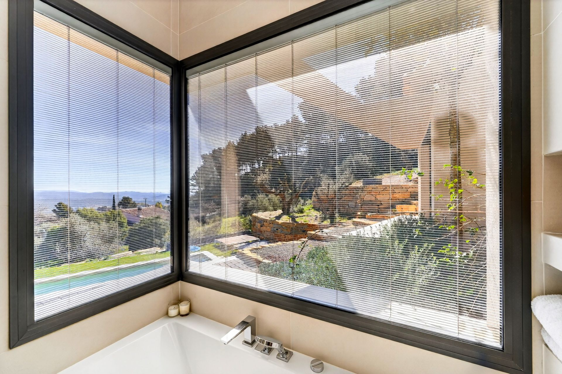 house 5 Rooms for sale on SOLLIES VILLE (83210)