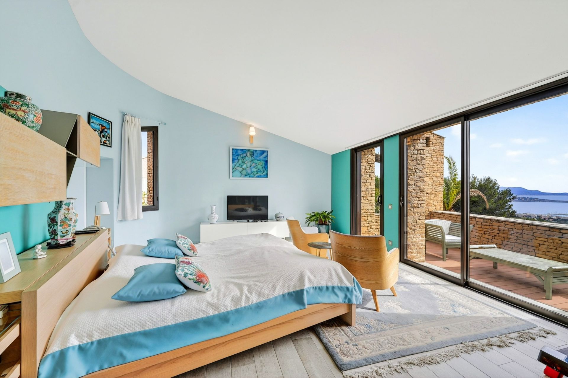 house 8 Rooms for sale on BANDOL (83150)