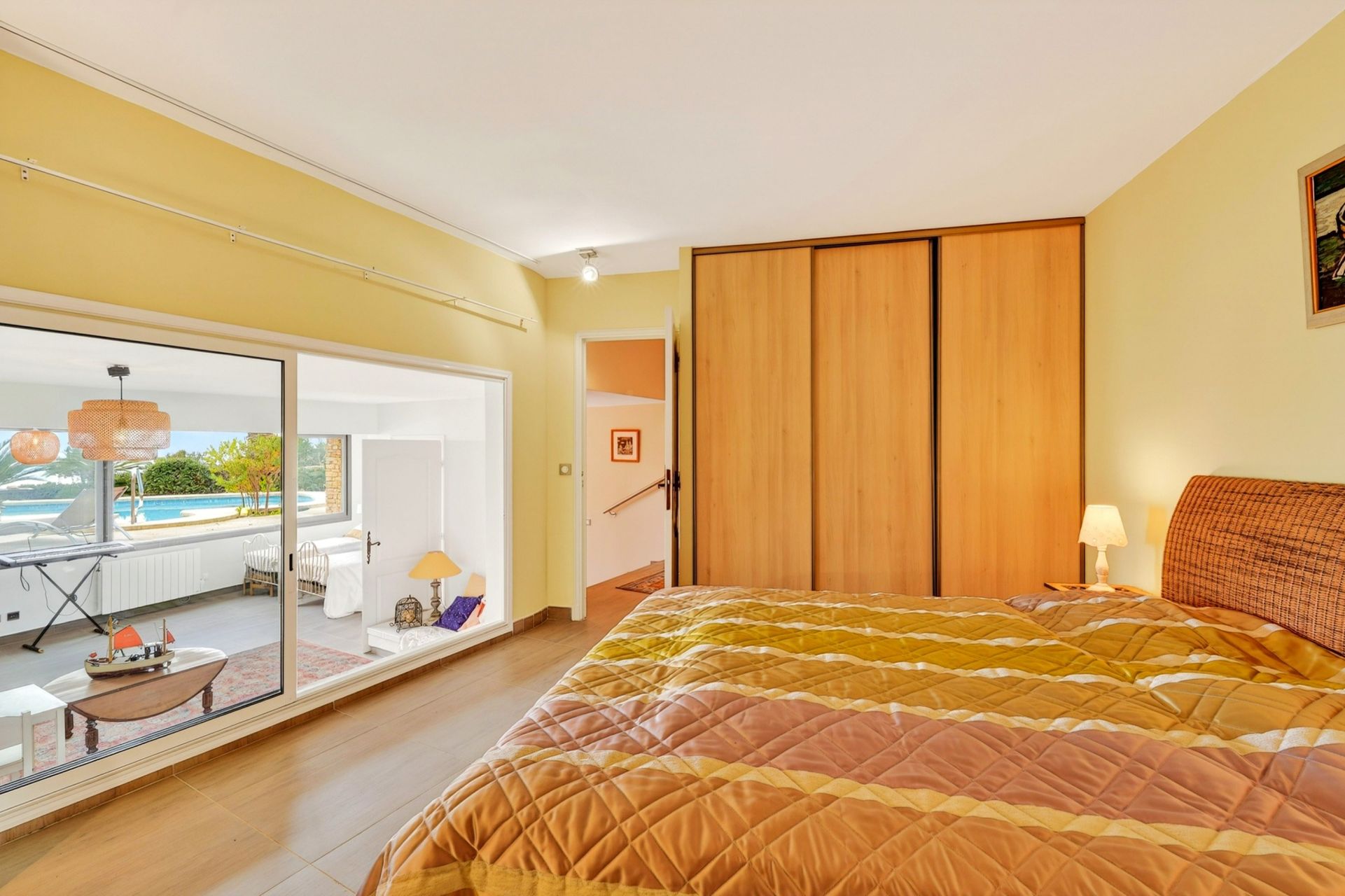 house 8 Rooms for sale on BANDOL (83150)