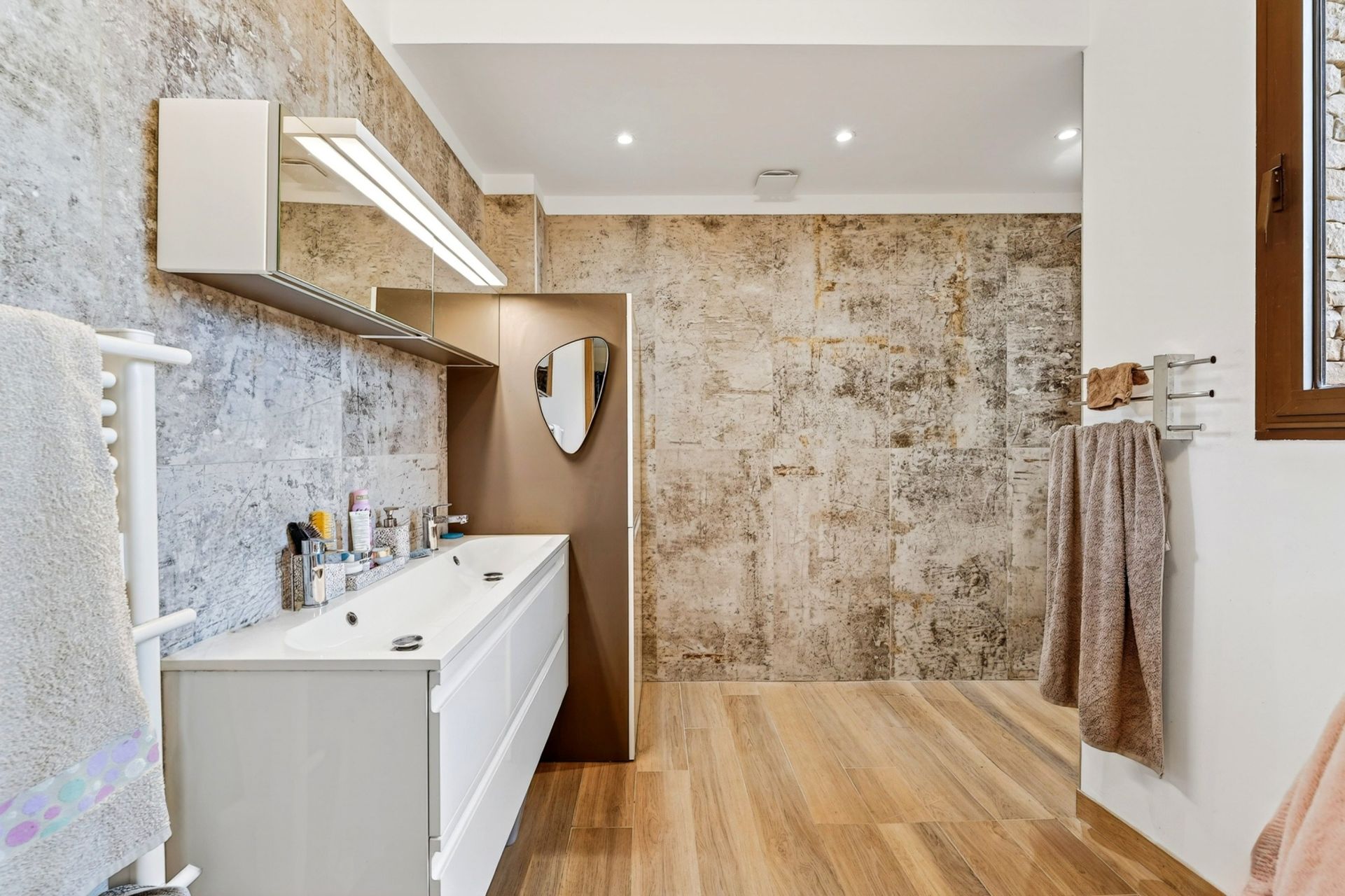 house 8 Rooms for sale on BANDOL (83150)